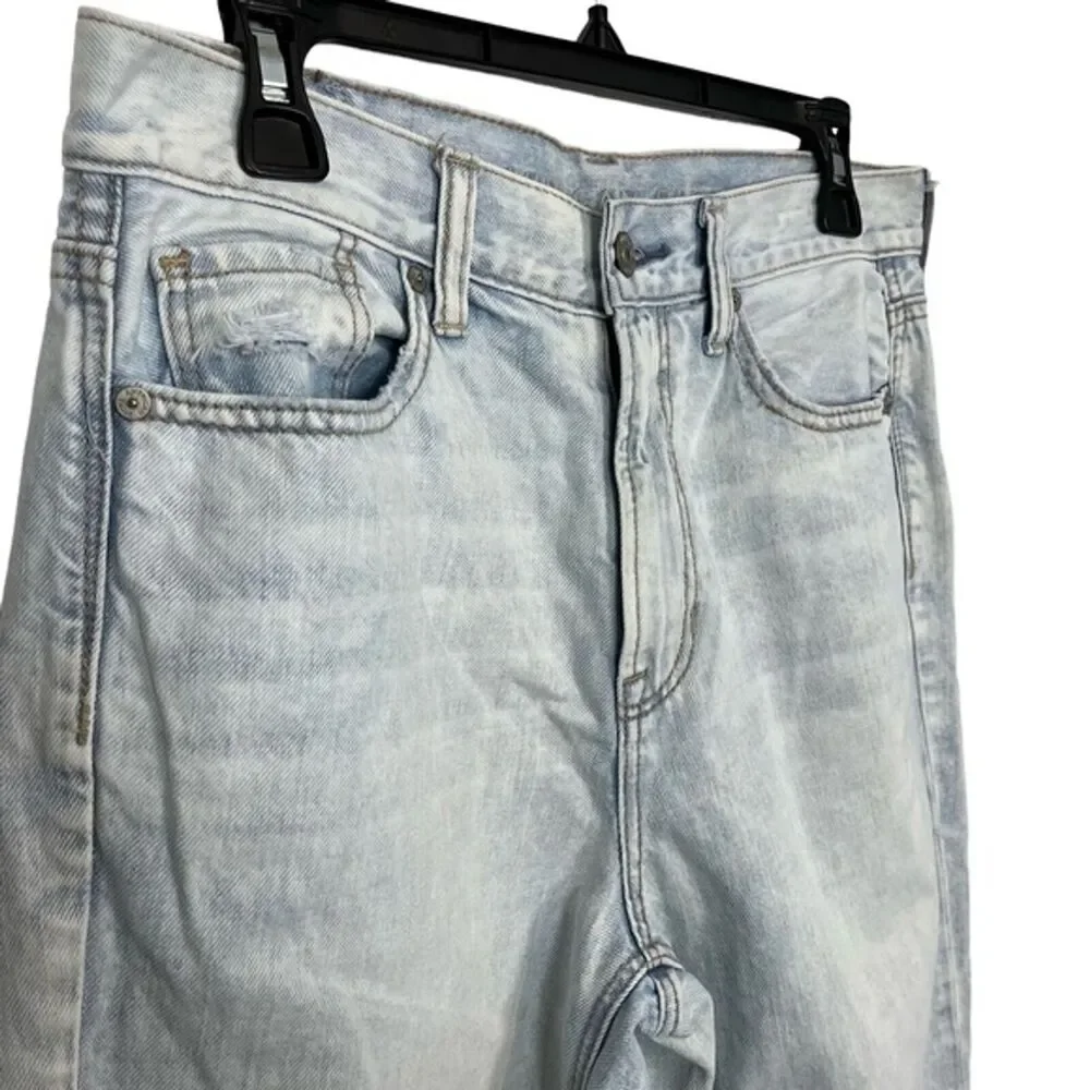 AMERICAN EAGLE MOM JEAN High Rise Distressed Light Blue Wash Raw Hem Jeans sz 4